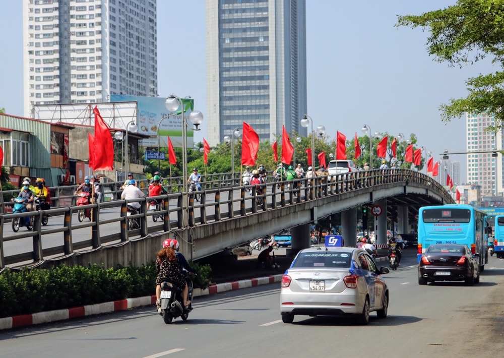 Cầu vượt Tây Sơn-Thái Hà ngập tràn sắc cờ đỏ.